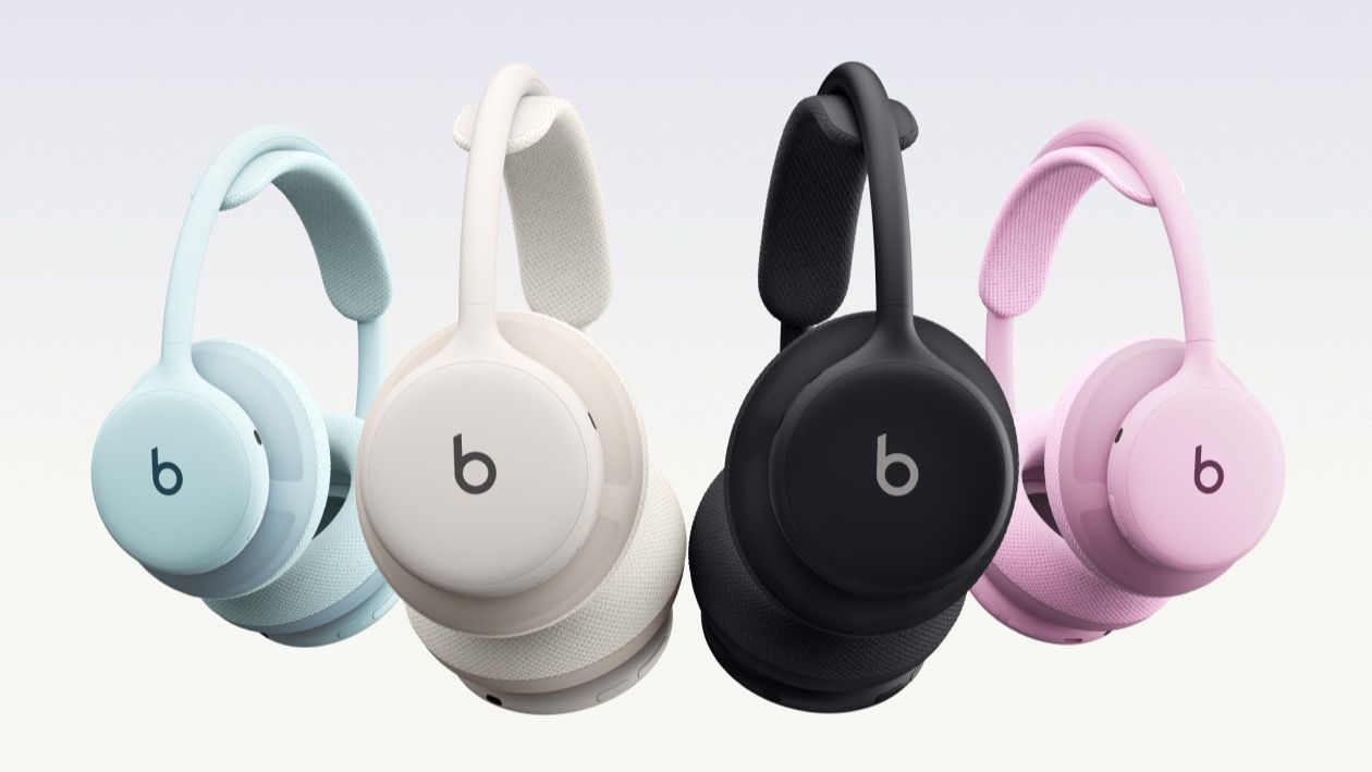 Quatre casques Beats 360 côte à côte, en bleu ciel, neige, noir et rose