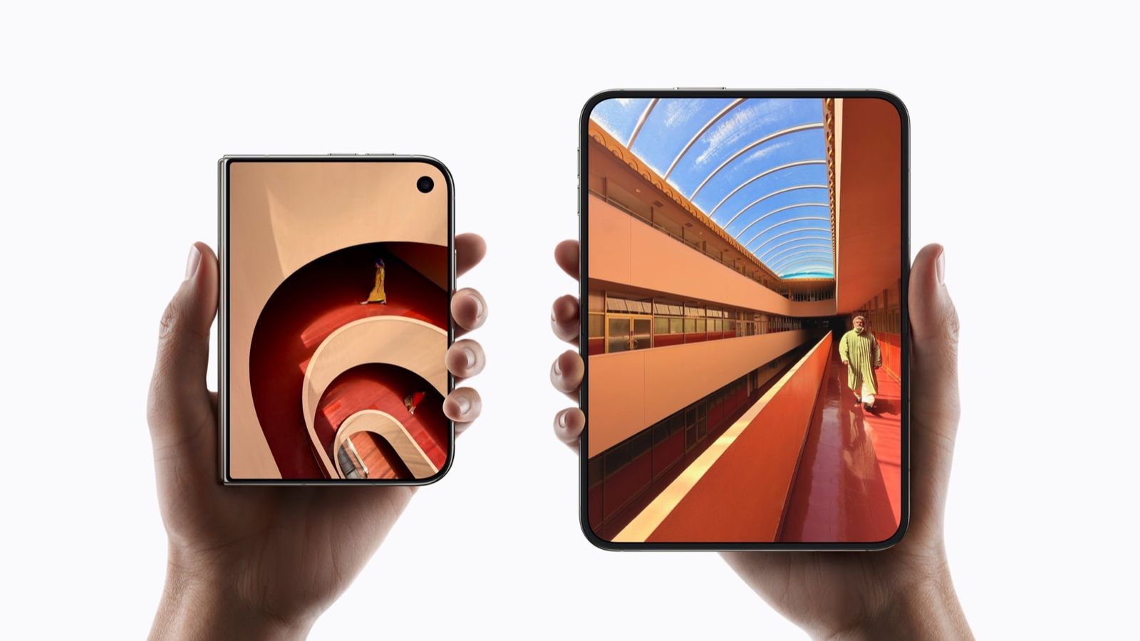 Deux mains tenant un iPhone Duo, l’un fermé, l’autre déplié