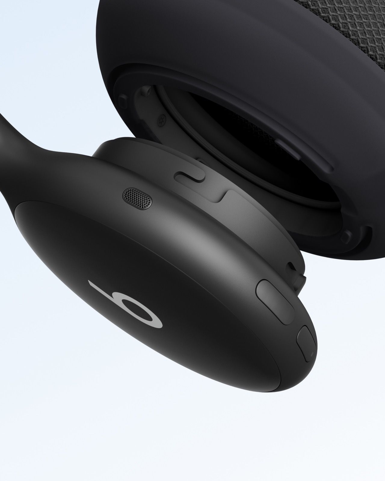 Gros plan sur une oreillette de Beats 360 noir dont le coussinet est détaché