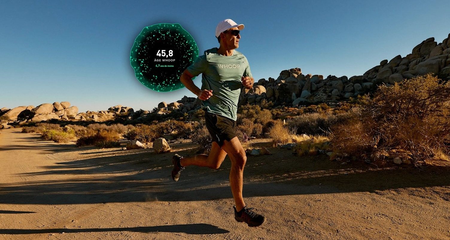 Un coureur sur un sentier désertique, avec en surimpression la bulle « Âge WHOOP » de l’application